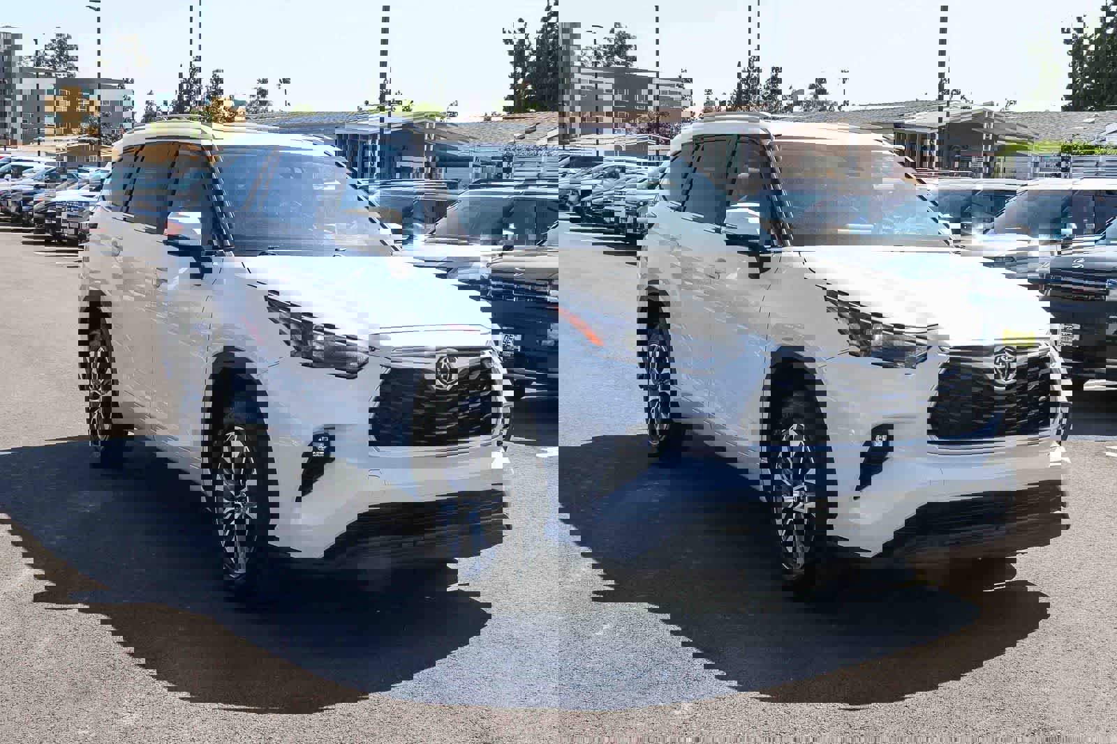 Used 2023 Toyota Highlander XLE image 5