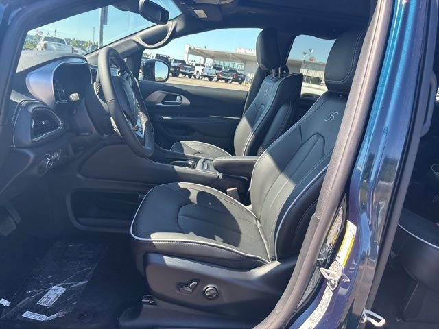 New 2025 Chrysler Pacifica Limited w/ Uconnect Theater Family Group image 9
