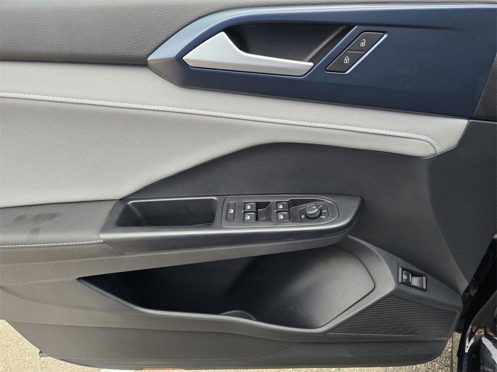 Used 2024 Volkswagen Taos SE image 17