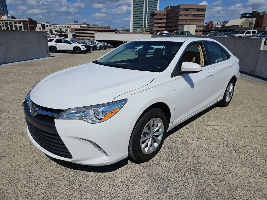 Used 2017 Toyota Camry LE image 1