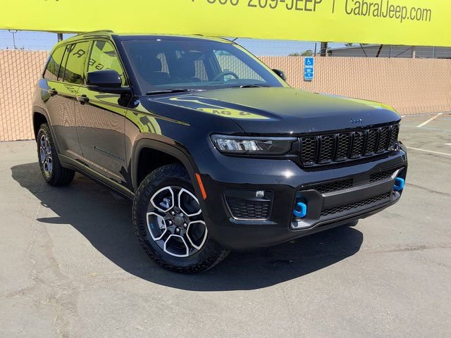 New 2023 Jeep Grand Cherokee Trailhawk w/ Luxury Tech Group III AWD/4WD image 2