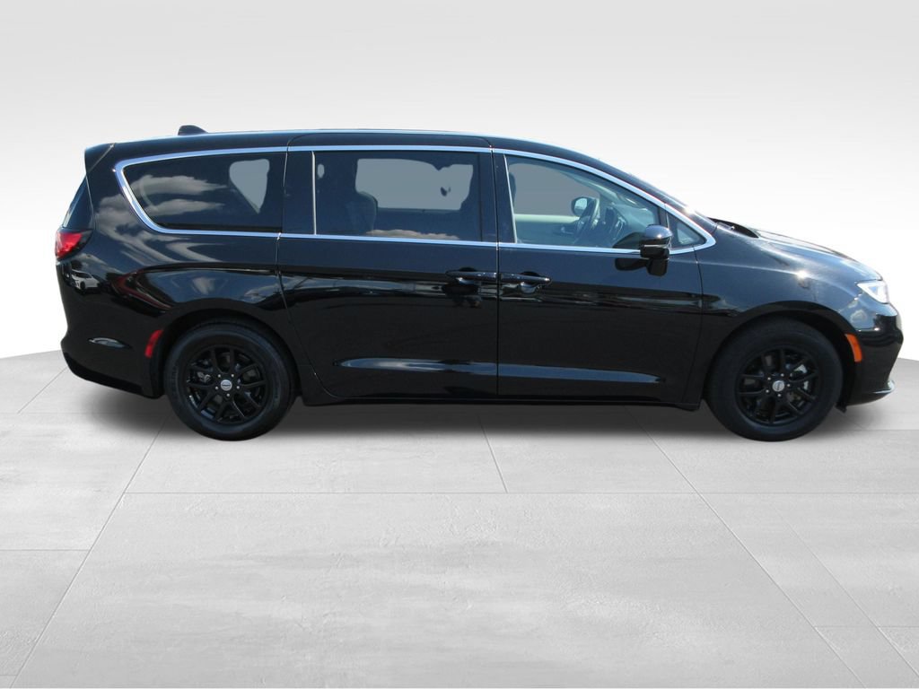 Used 2024 Chrysler Pacifica Touring-L FWD image 6