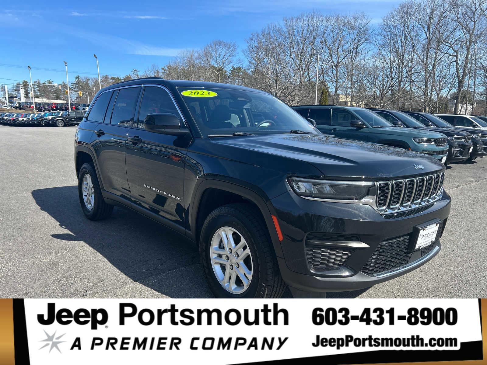 Used 2023 Jeep Grand Cherokee Laredo image 1