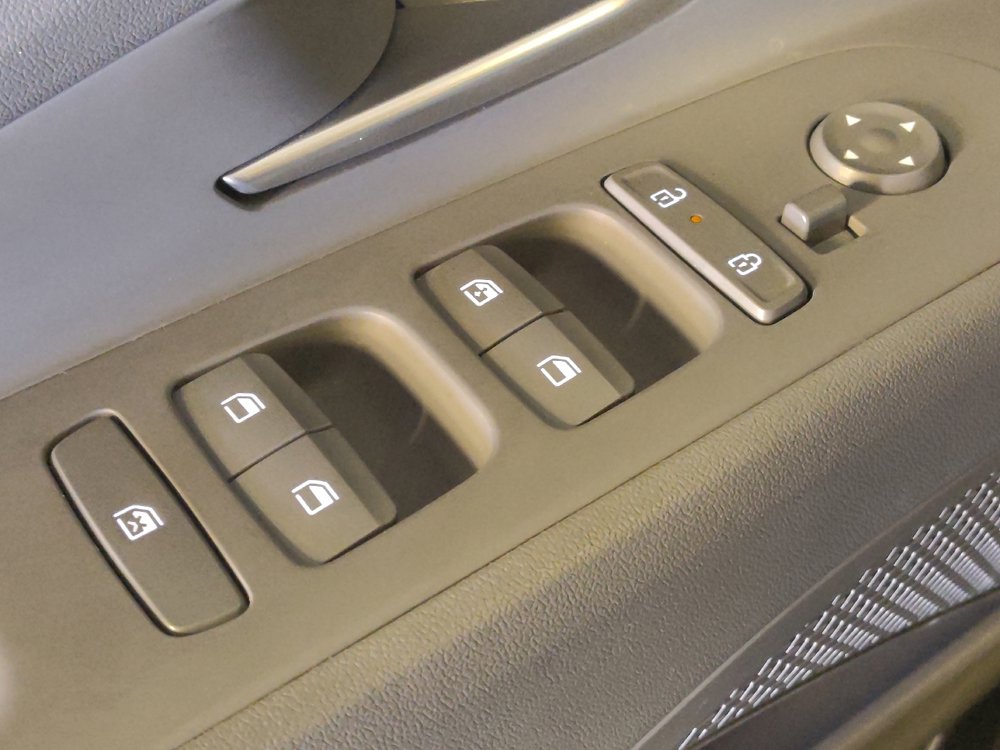 Used 2025 Hyundai Elantra SEL FWD image 27