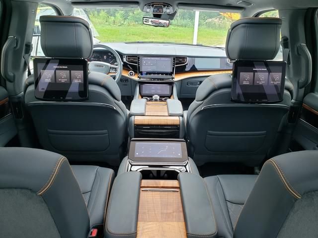 Used 2024 Jeep Grand Wagoneer Series III w/ Rear Seat Video Group 1 AWD/4WD image 17