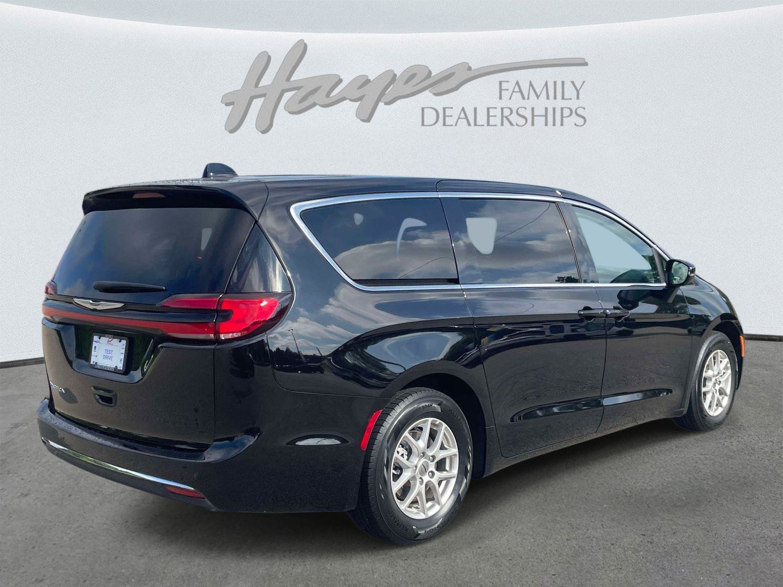 Used 2024 Chrysler Pacifica Touring-L FWD image 3