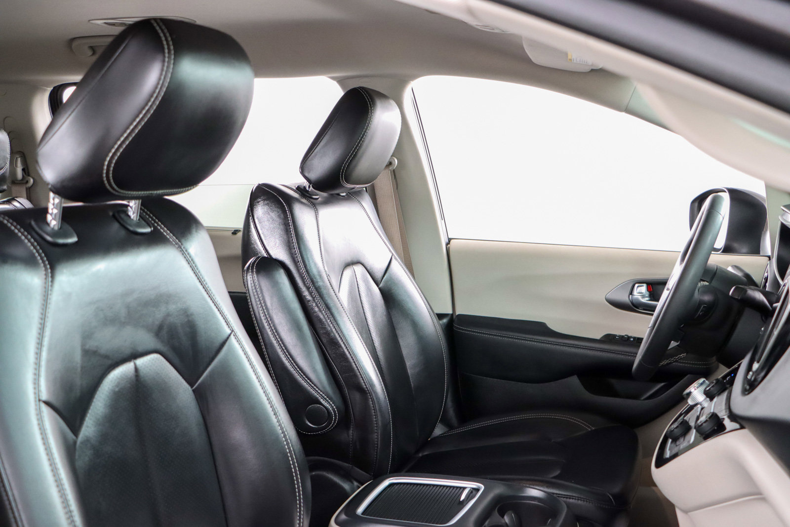 Used 2023 Chrysler Pacifica Touring-L image 27