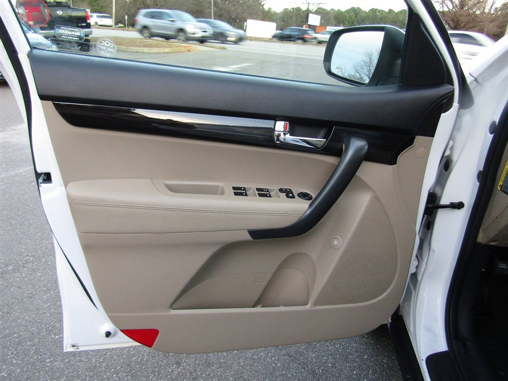 Used 2013 Kia Sorento LX image 16