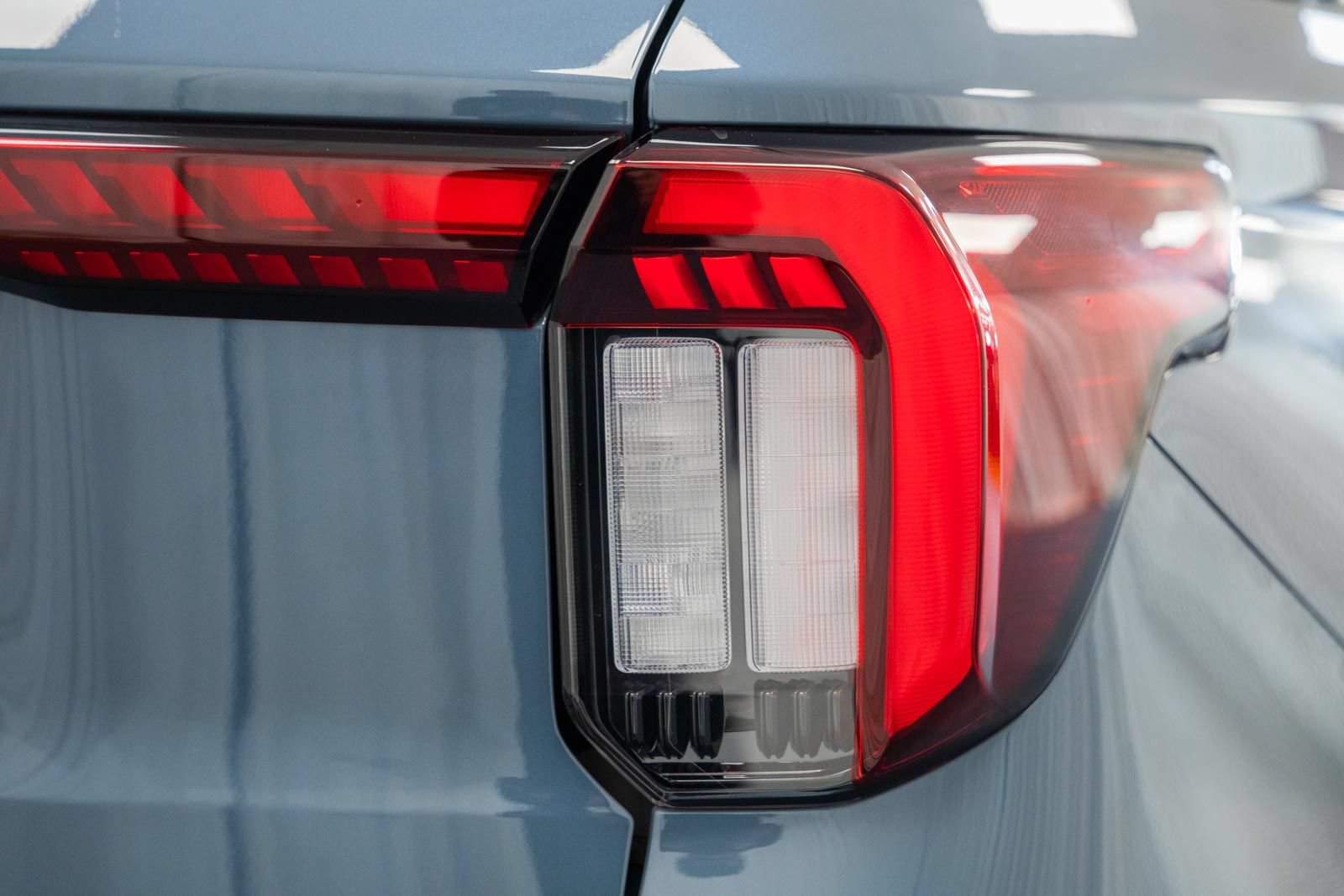Certified 2025 Ford Explorer ST-Line w/ Premium Package AWD/4WD image 9