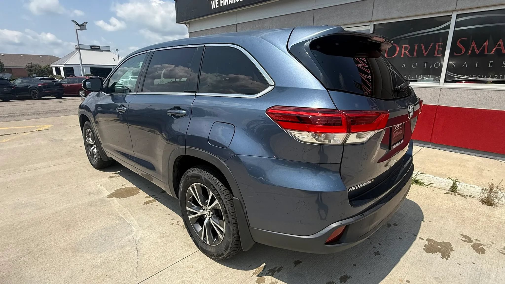 Used 2017 Toyota Highlander Plus AWD/4WD image 4