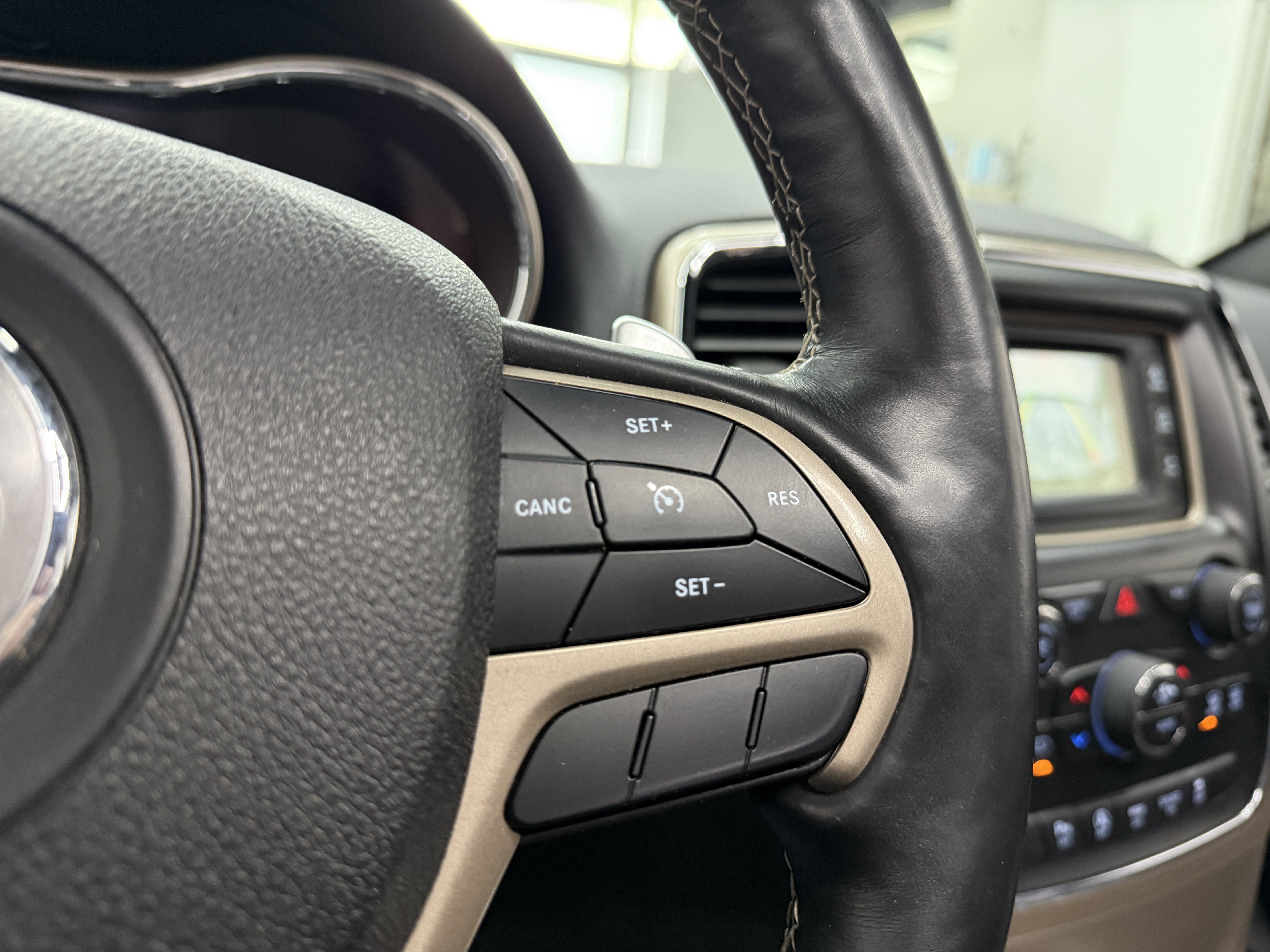 Used 2017 Jeep Grand Cherokee Limited image 14