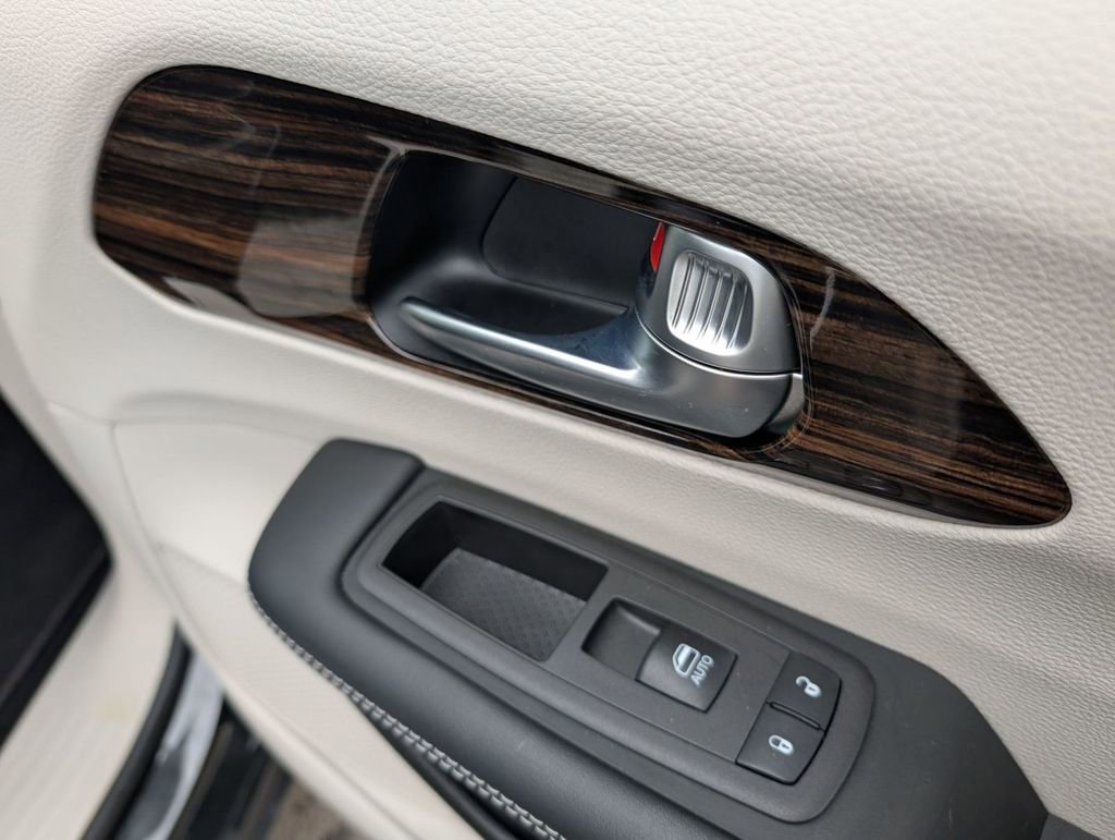 Used 2023 Chrysler Pacifica Touring-L image 50