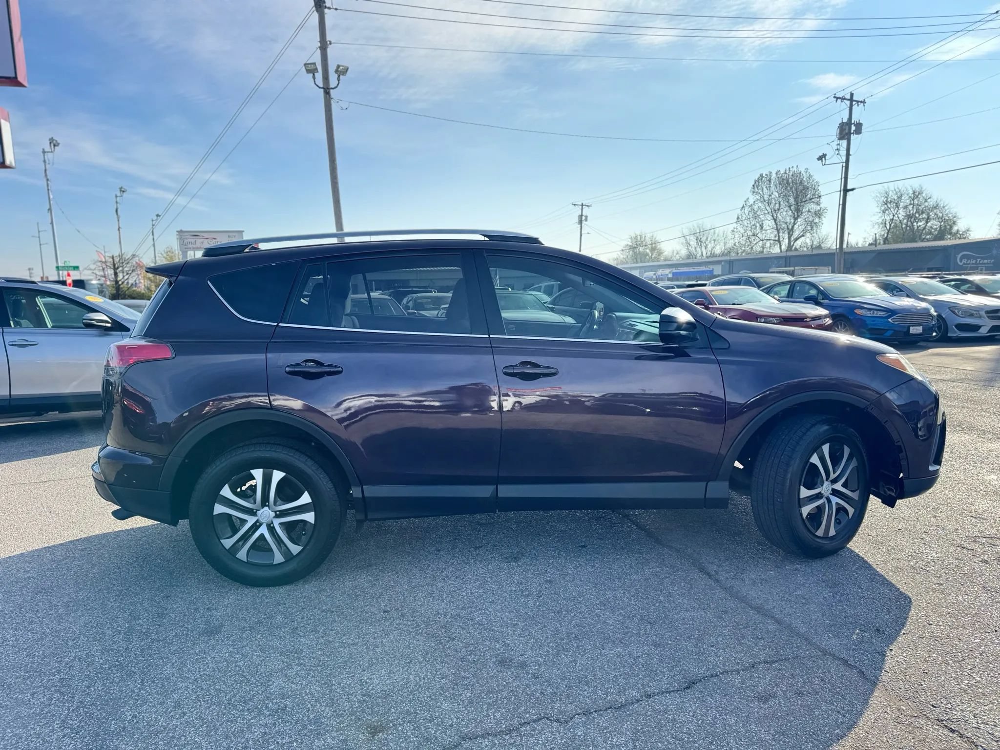 Used 2017 Toyota RAV4 LE FWD image 2