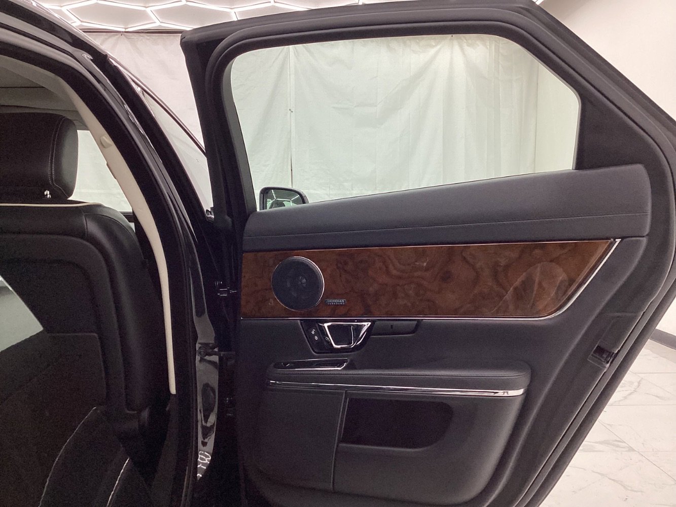 Used 2018 Jaguar XJ R-Sport image 29