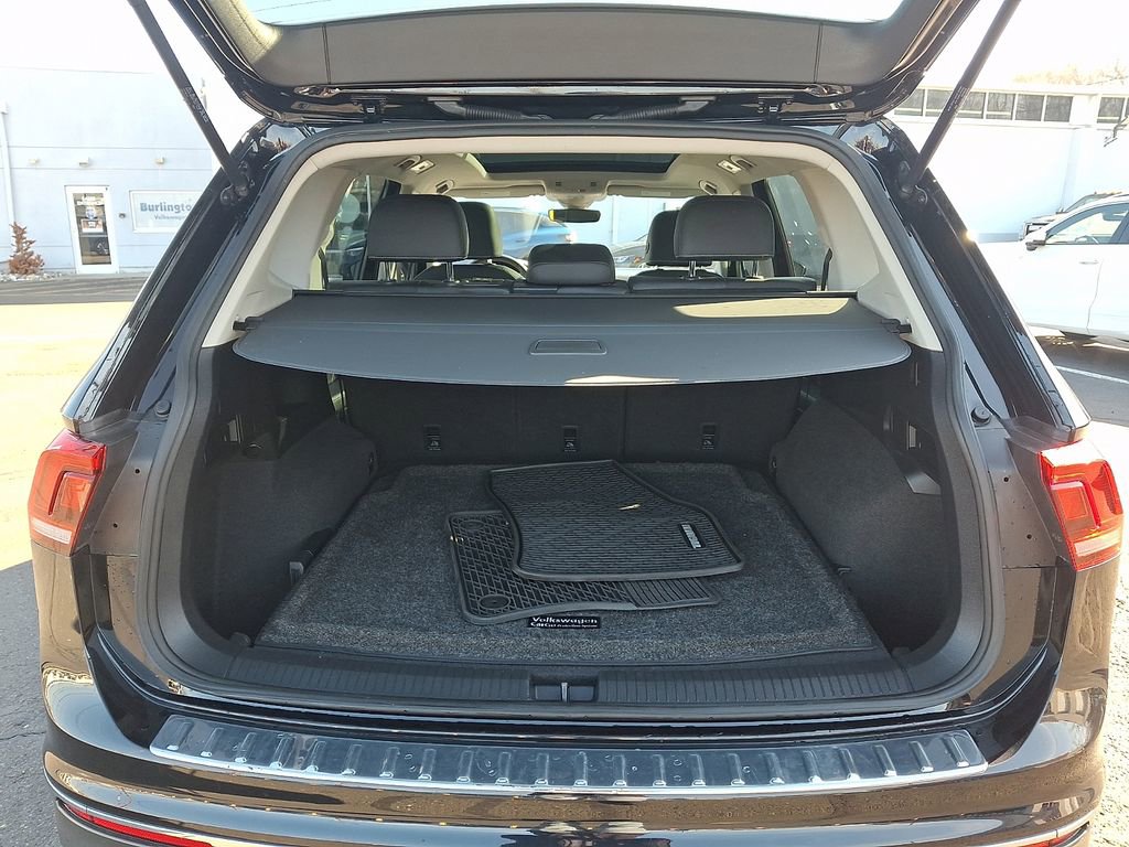 Certified 2022 Volkswagen Tiguan SE w/ Panoramic Sunroof Package AWD/4WD image 29