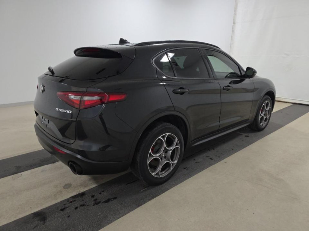Used 2023 Alfa Romeo Stelvio Sprint RWD image 2