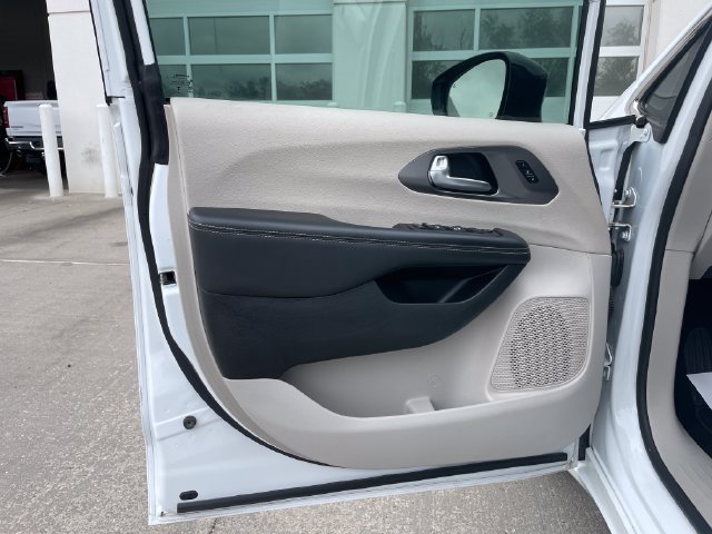 Used 2024 Chrysler Pacifica Touring-L FWD image 20