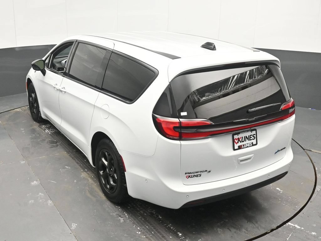 Used 2024 Chrysler Pacifica Limited FWD image 45