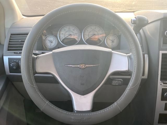 Used 2009 Chrysler Town & Country Touring image 8