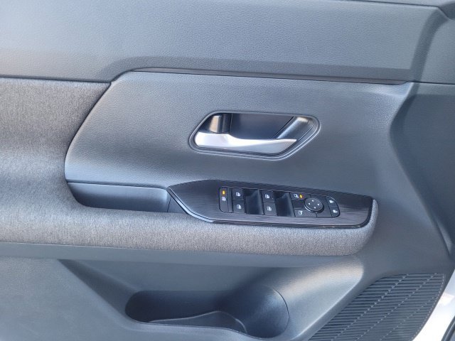 Used 2025 Nissan Kicks SV AWD/4WD image 18