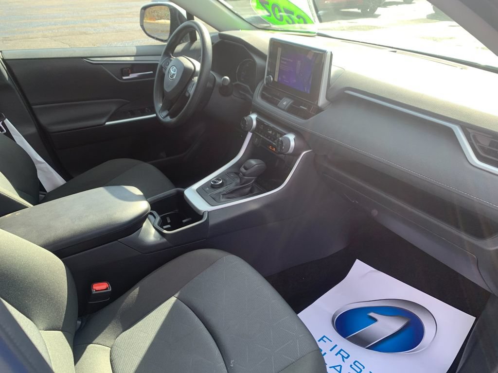 Used 2025 Toyota RAV4 XLE AWD/4WD image 18