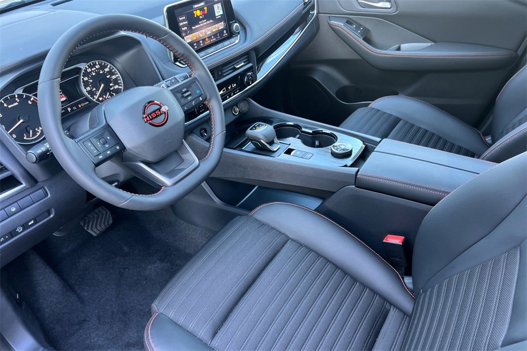 Used 2025 Nissan Rogue SV image 12