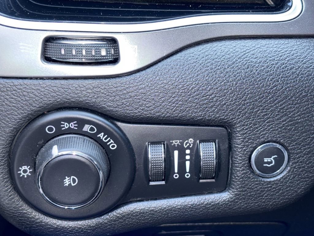 Used 2019 Jeep Cherokee Limited AWD/4WD image 26