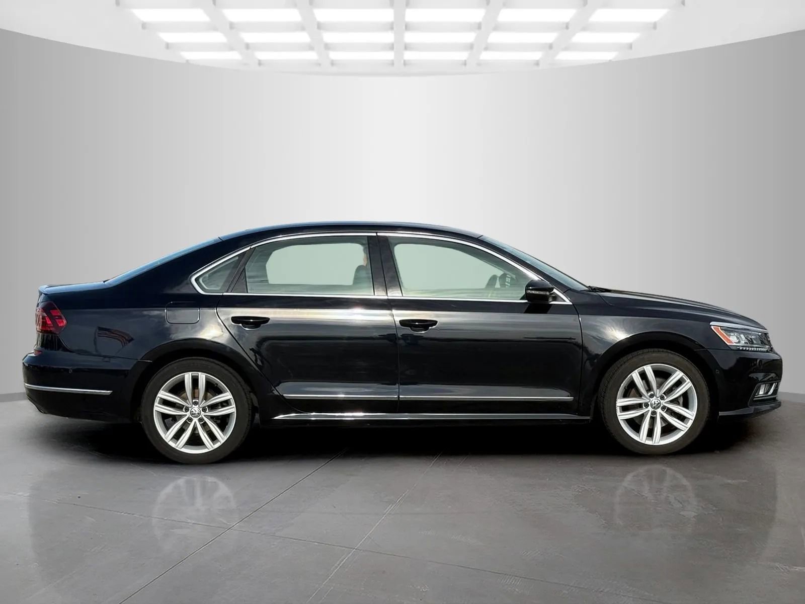 Used 2018 Volkswagen Passat 3.6 SEL Premium image 2