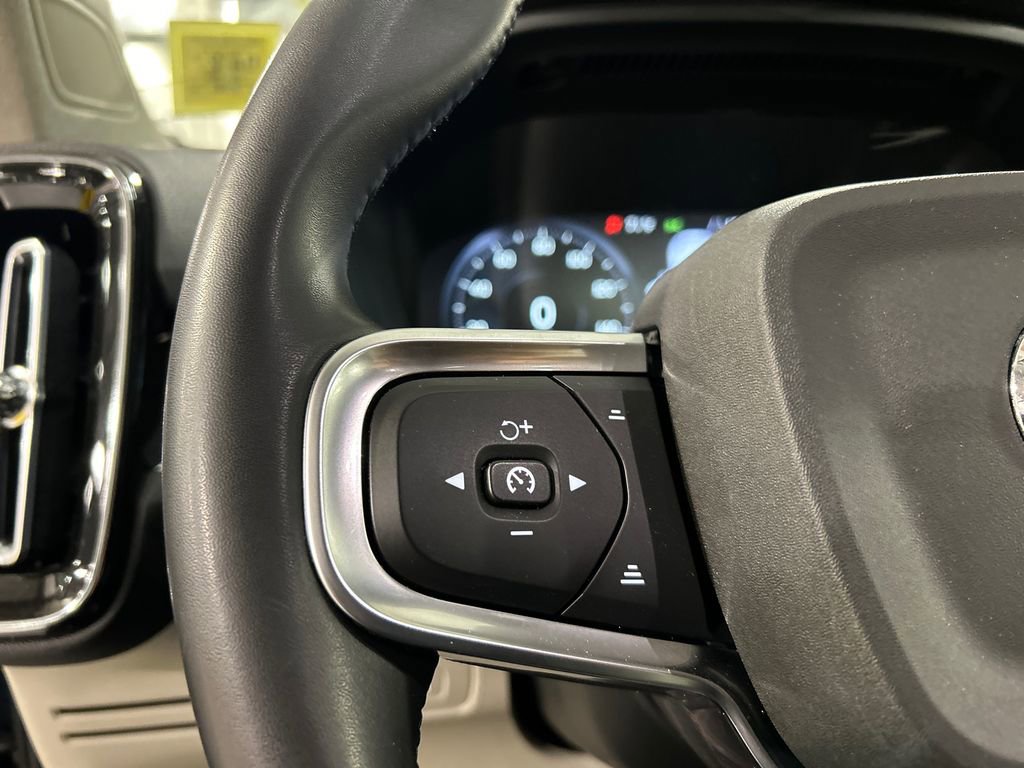 Used 2022 Volvo XC40 T5 Momentum AWD/4WD image 13
