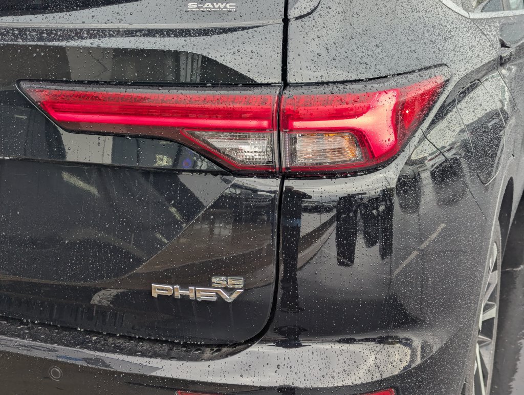 Used 2023 Mitsubishi Outlander 4WD Plug-In Hybrid image 5