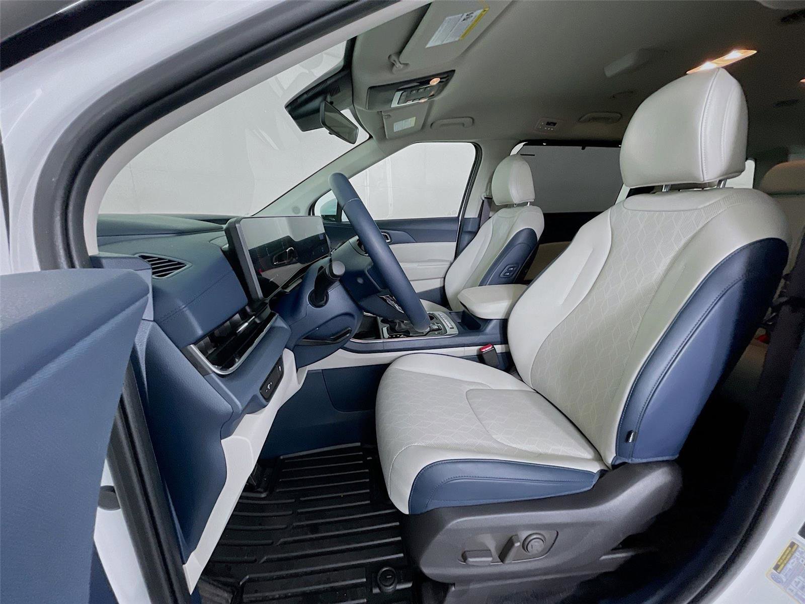 Used 2025 Kia Carnival EX image 24