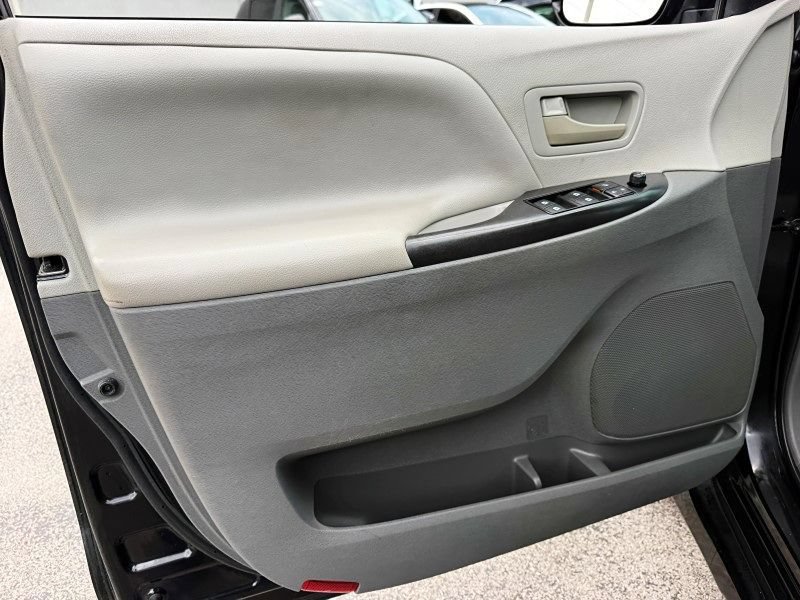 Used 2019 Toyota Sienna L FWD image 31