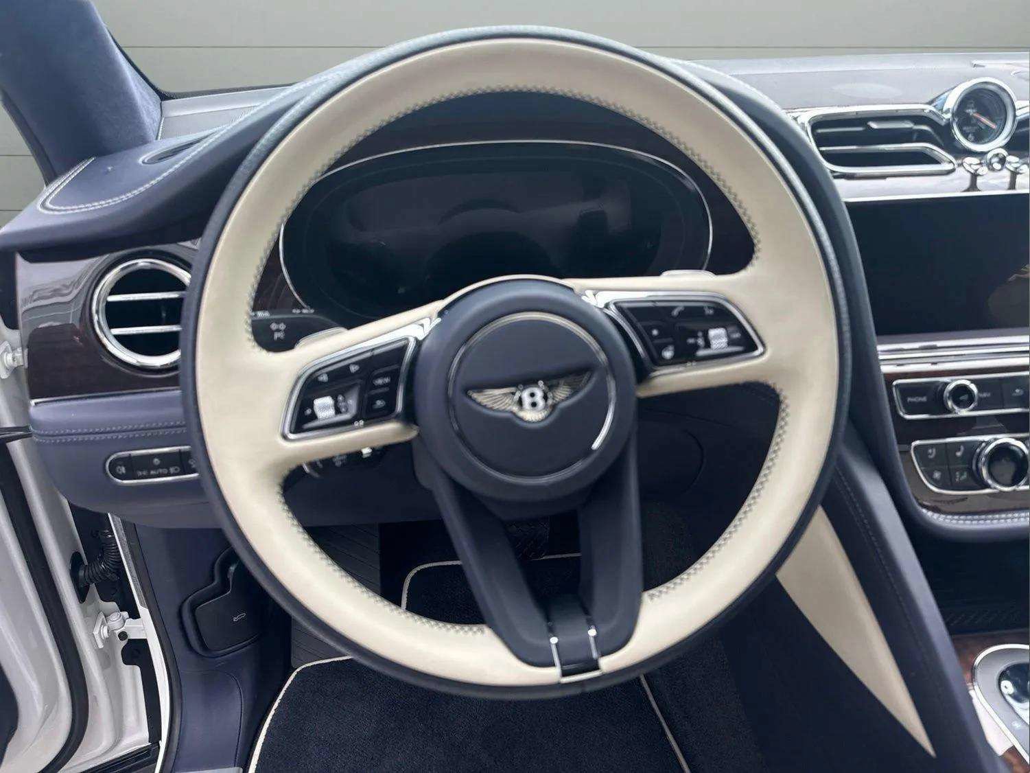 Certified 2025 Bentley Bentayga AWD/4WD image 29