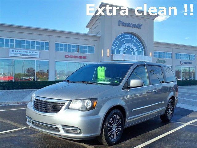 Used 2014 Chrysler Town & Country S image 1