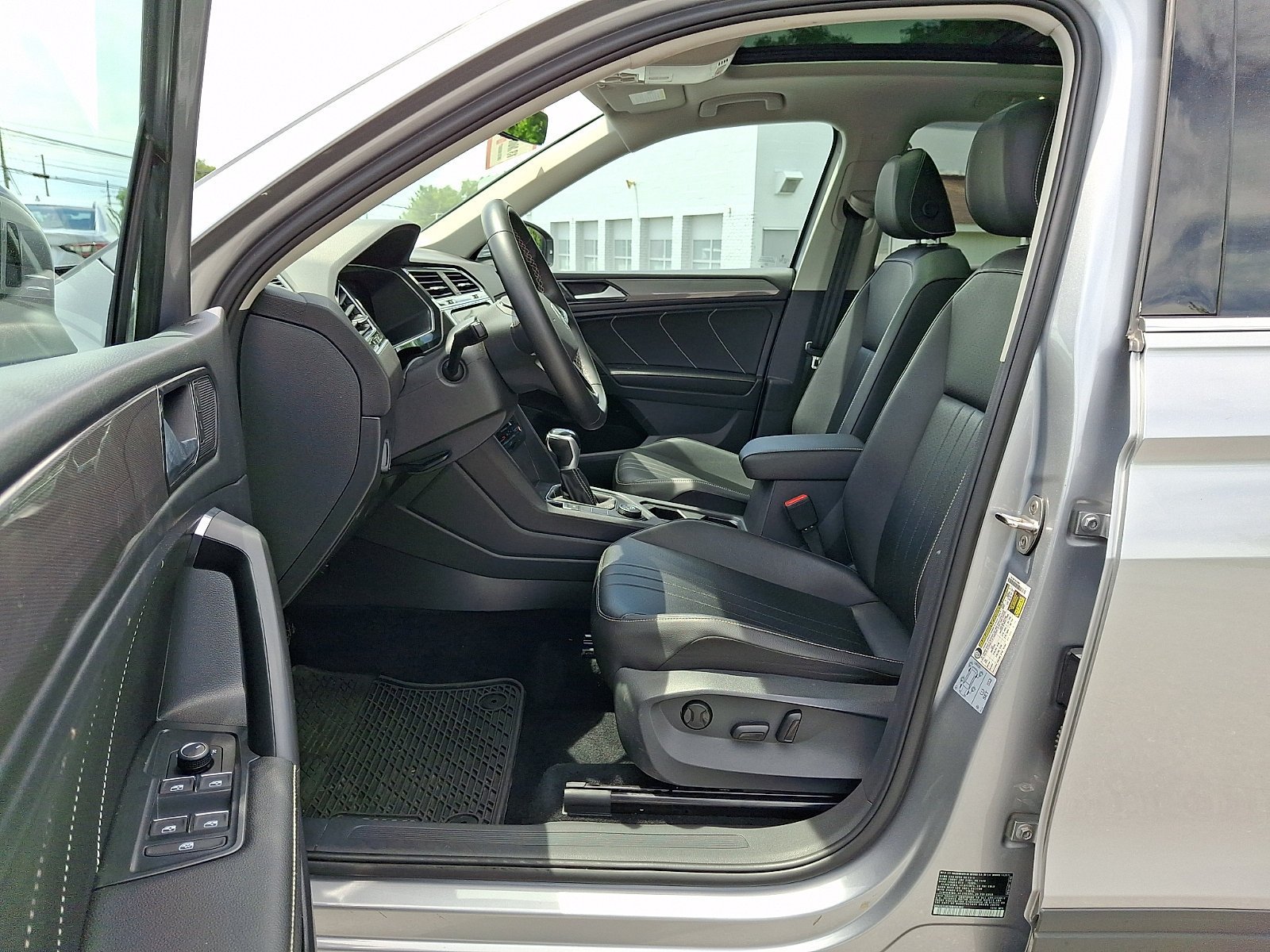 Used 2022 Volkswagen Tiguan SE AWD/4WD image 15