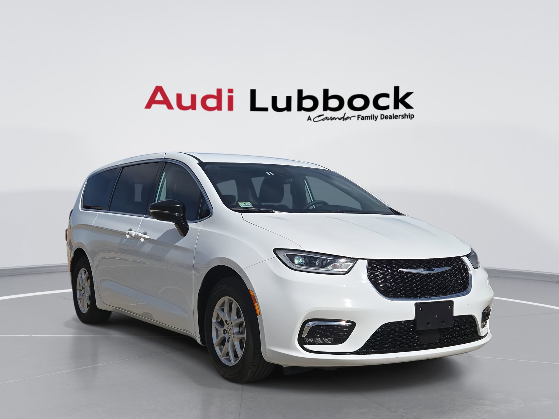 Used 2024 Chrysler Pacifica Touring-L FWD image 1