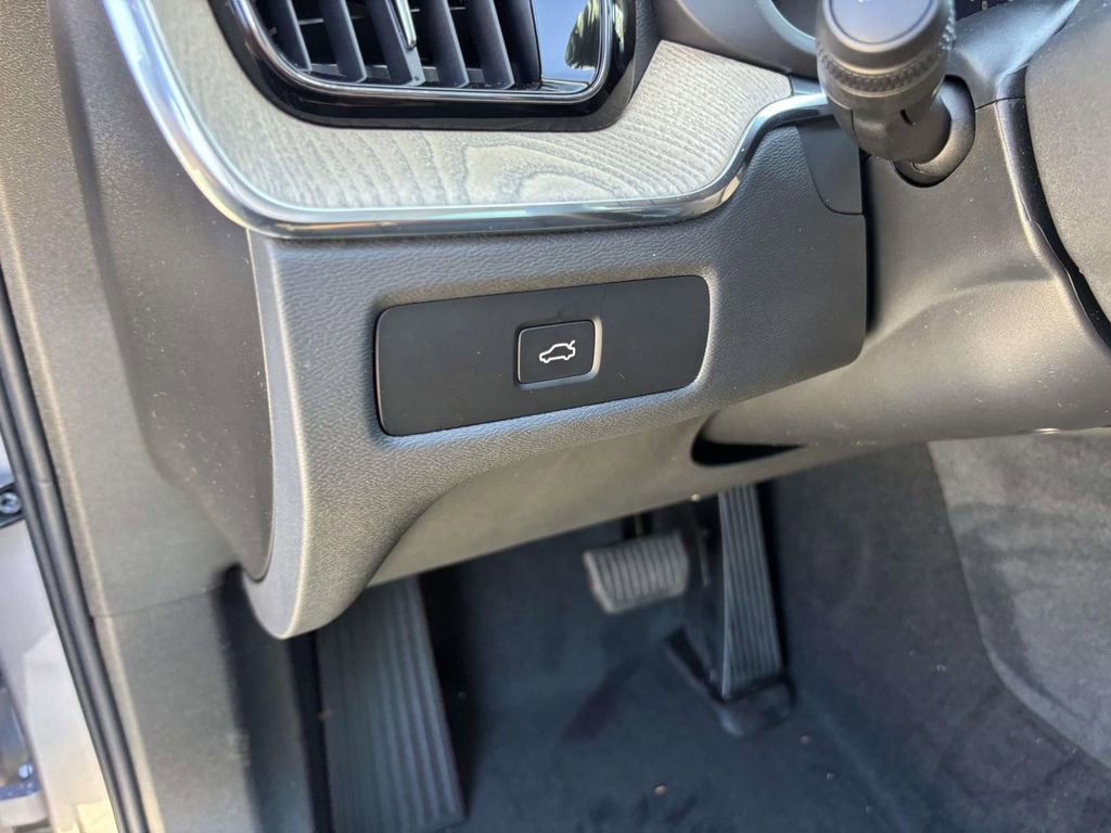 New 2026 Volvo XC60 B5 Ultra w/ Protection Package Premier image 14