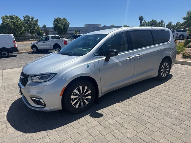 Used 2024 Chrysler Pacifica Limited FWD image 4