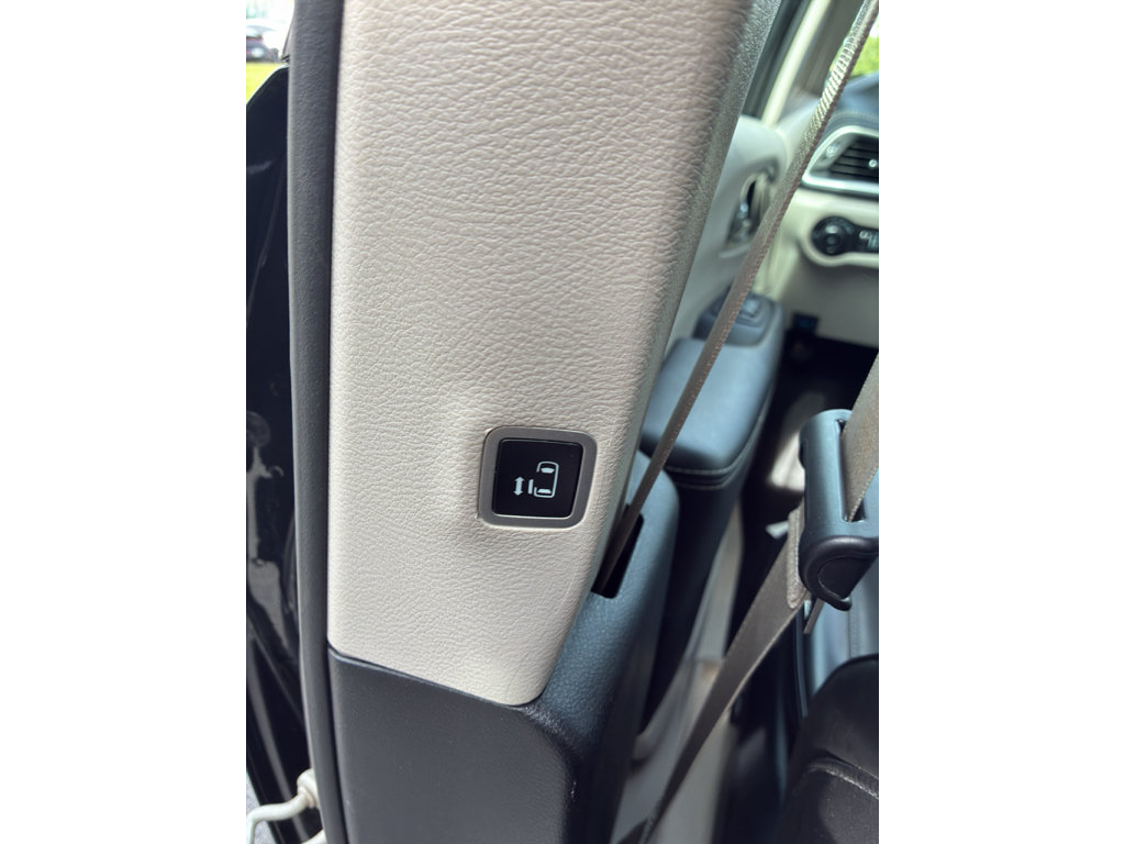 Used 2023 Chrysler Pacifica Touring-L FWD image 13