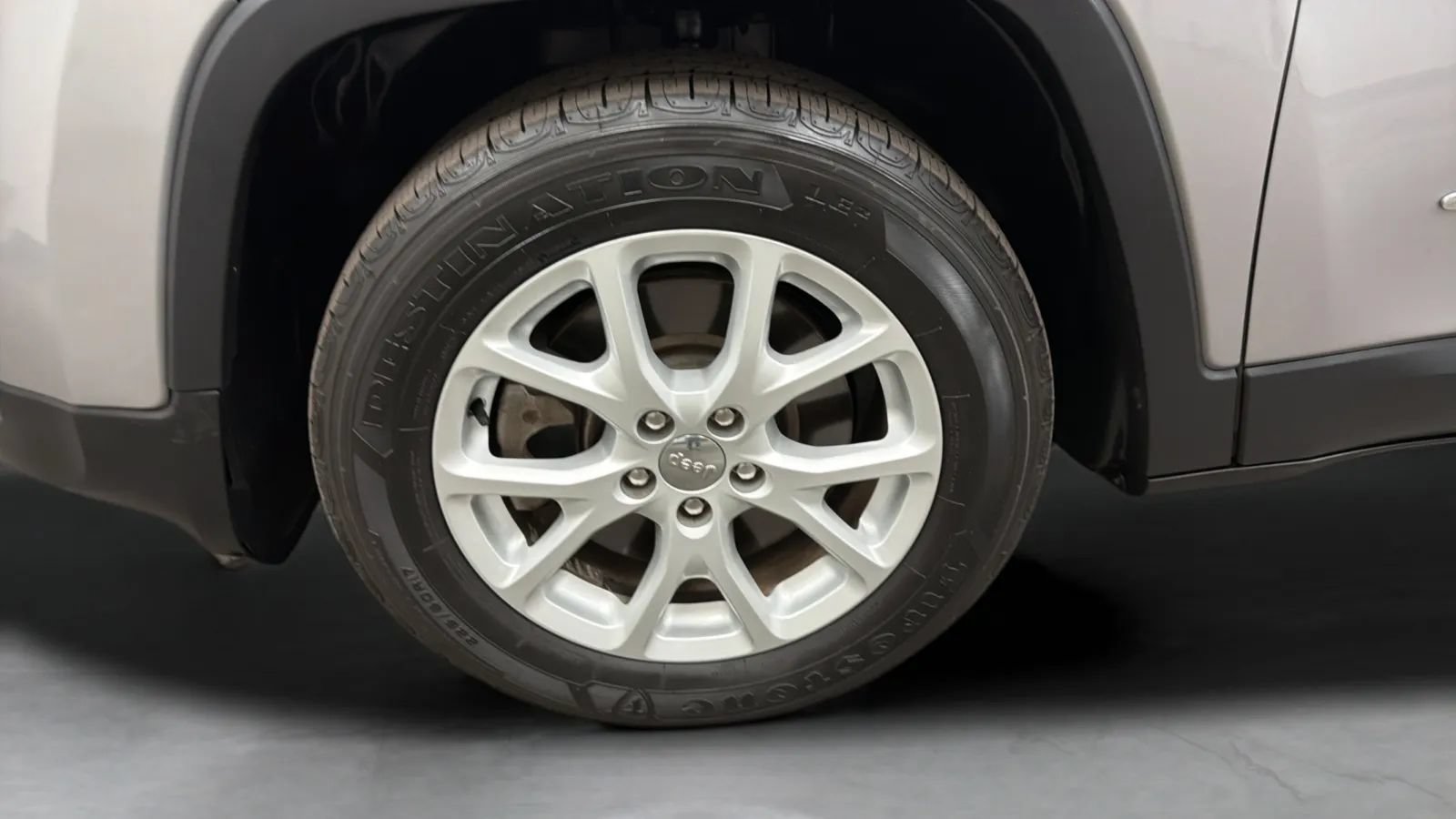 Used 2017 Jeep Cherokee Latitude FWD image 28