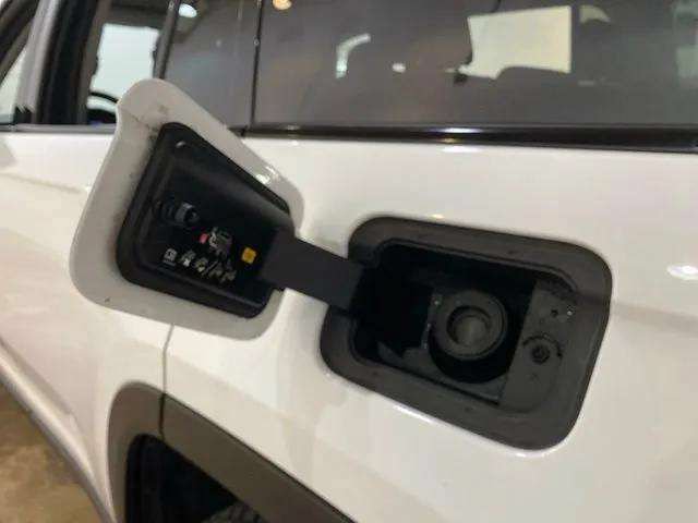 Used 2024 Jeep Grand Cherokee Laredo RWD image 92