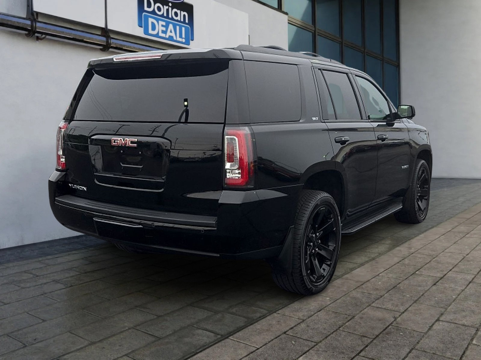 Used 2019 GMC Yukon SLT w/ Graphite Performance Edition AWD/4WD image 3