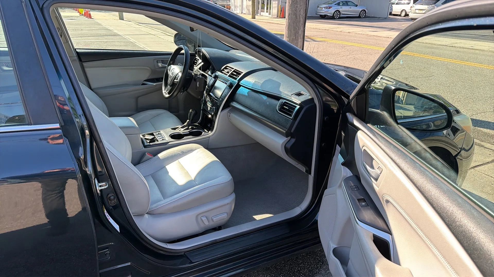 Used 2016 Toyota Camry XLE w/ Moonroof Package FWD image 25