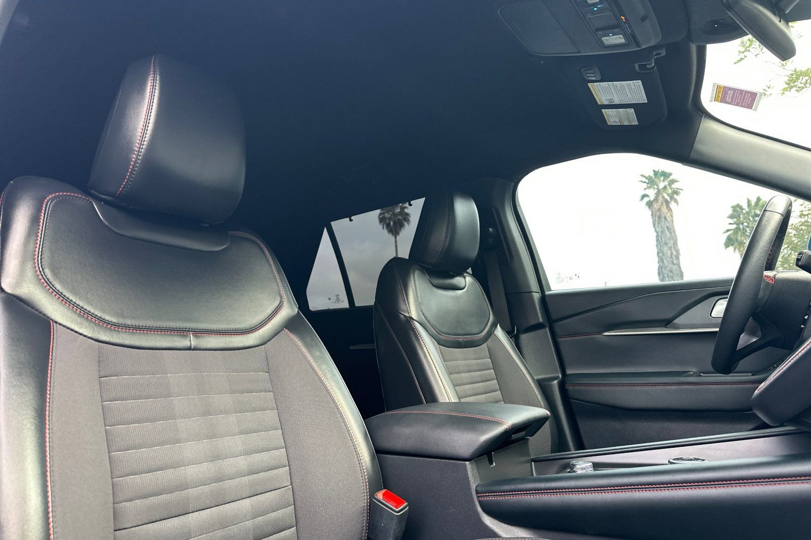 Used 2025 Ford Explorer ST-Line w/ Premium Package image 17