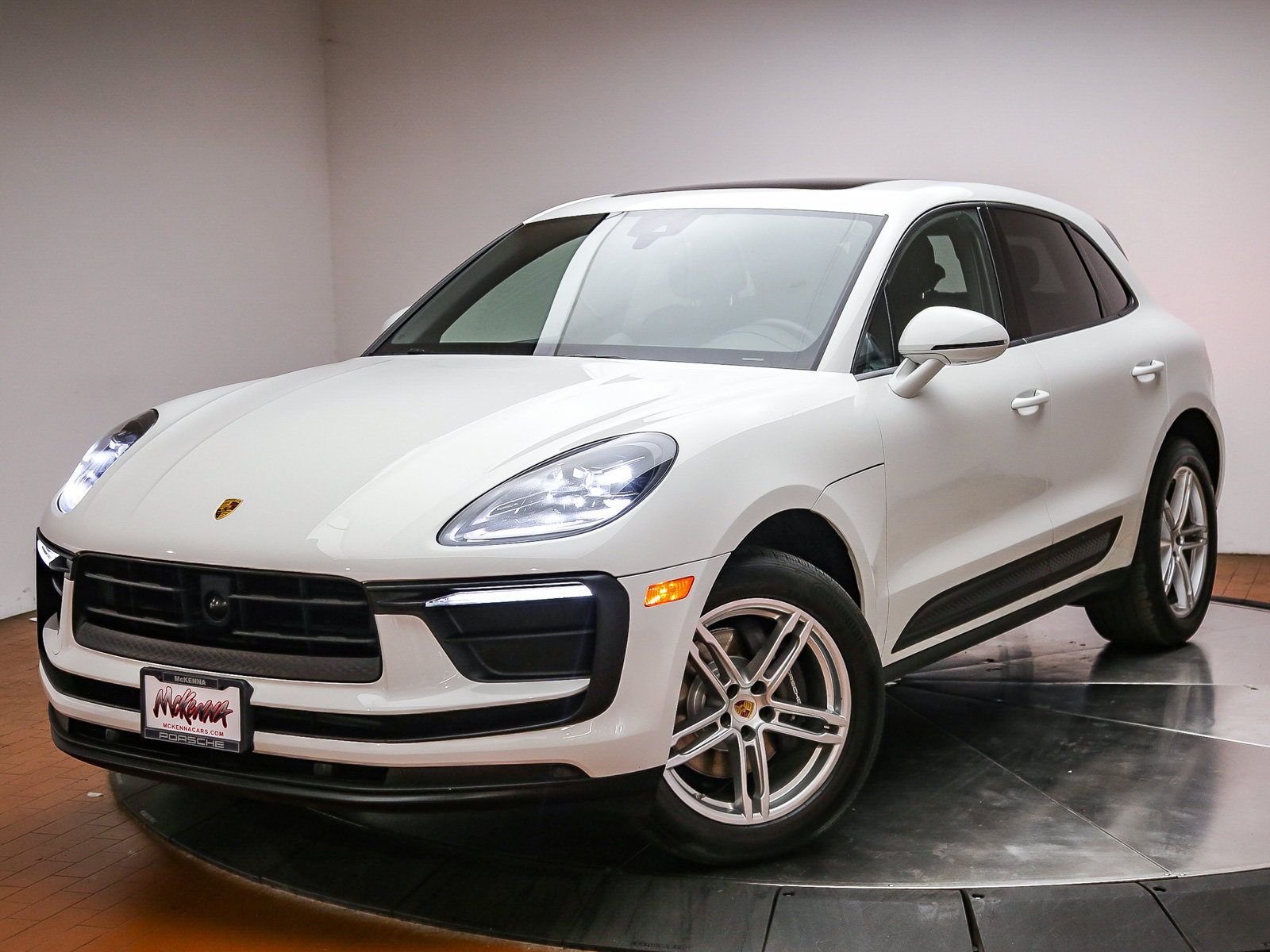 Certified 2024 Porsche Macan AWD/4WD image 1