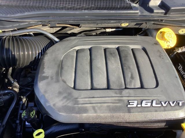 Used 2014 Chrysler Town & Country Touring-L w/ Driver Convenience Group image 16