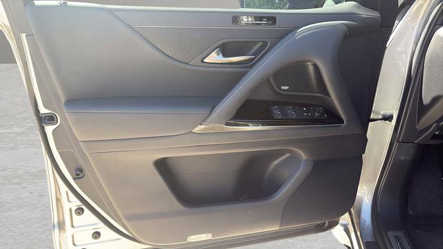 Used 2024 Lexus LX 600 4WD w/ Luxury Package image 13