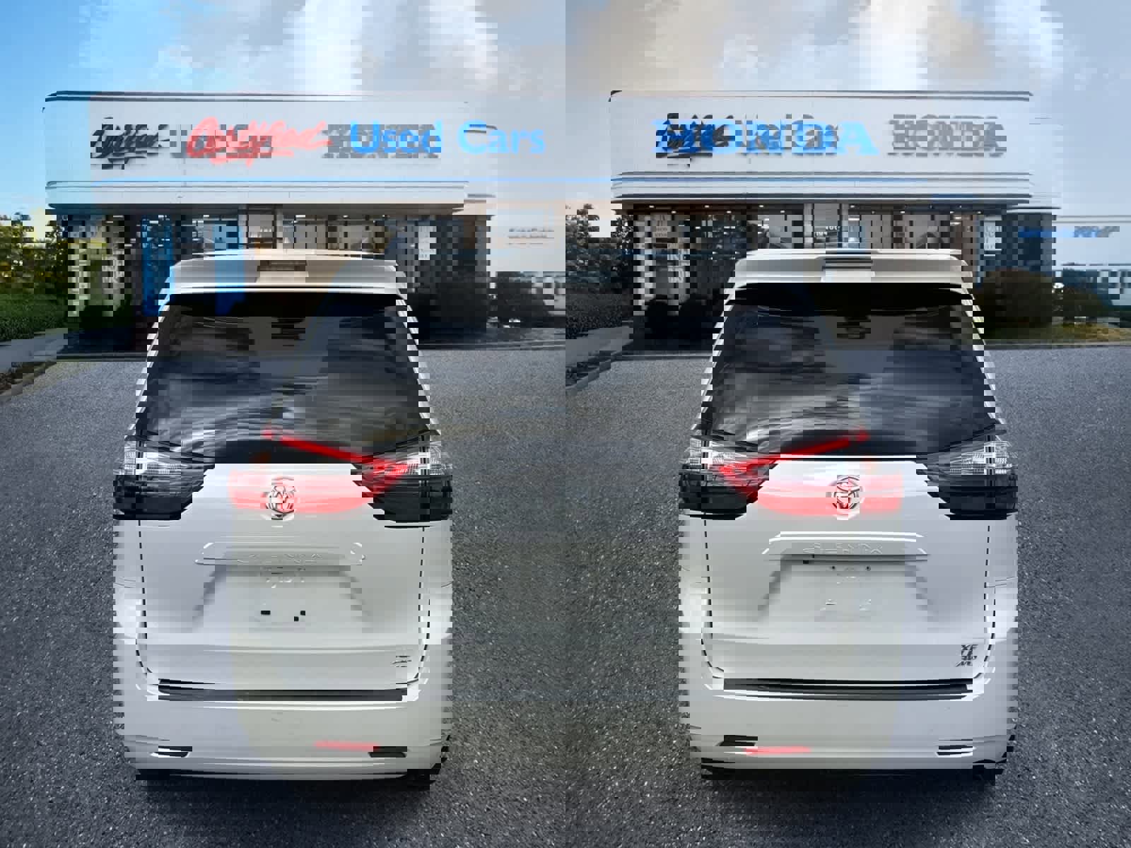 Used 2020 Toyota Sienna XLE image 4