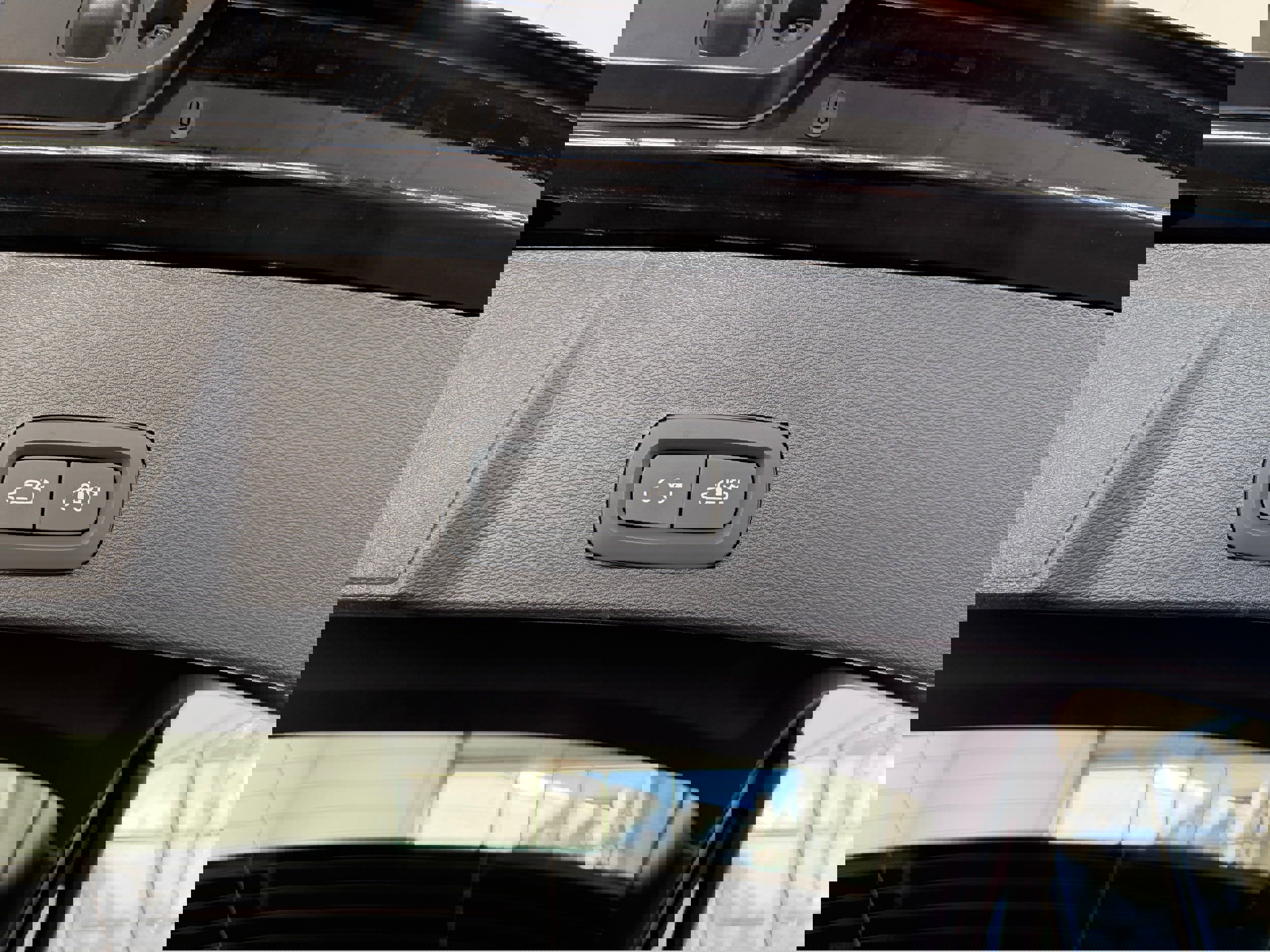 Certified 2025 Volvo XC40 B5 Core w/ Protection Package Premier image 29