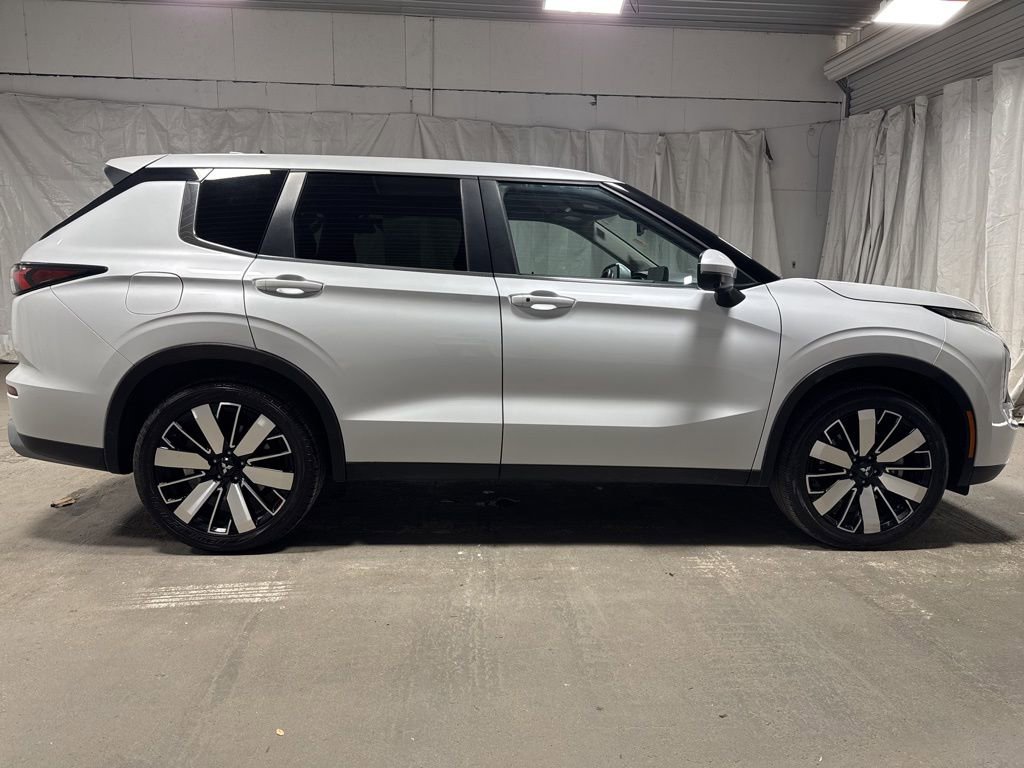 Used 2025 Mitsubishi Outlander SE image 8